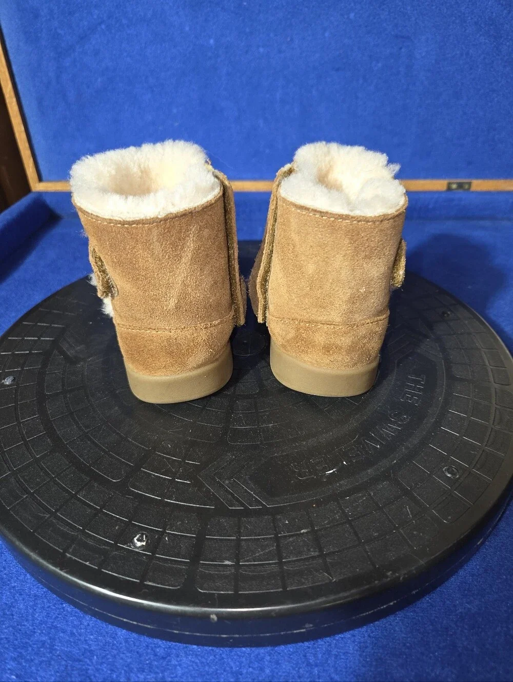 UGG Kids Keelan Chestnut Shearling Water Resistant Boots, Sz. 04/05-US, 20.5-EU